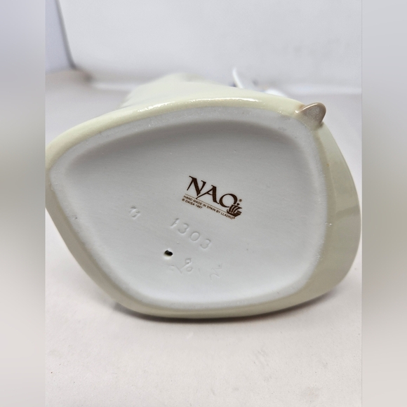 Nao by Lladro Figurine Blue Bird First Flight Women Holding Bird & Hat 10.5 Inch - Picture 7 of 13